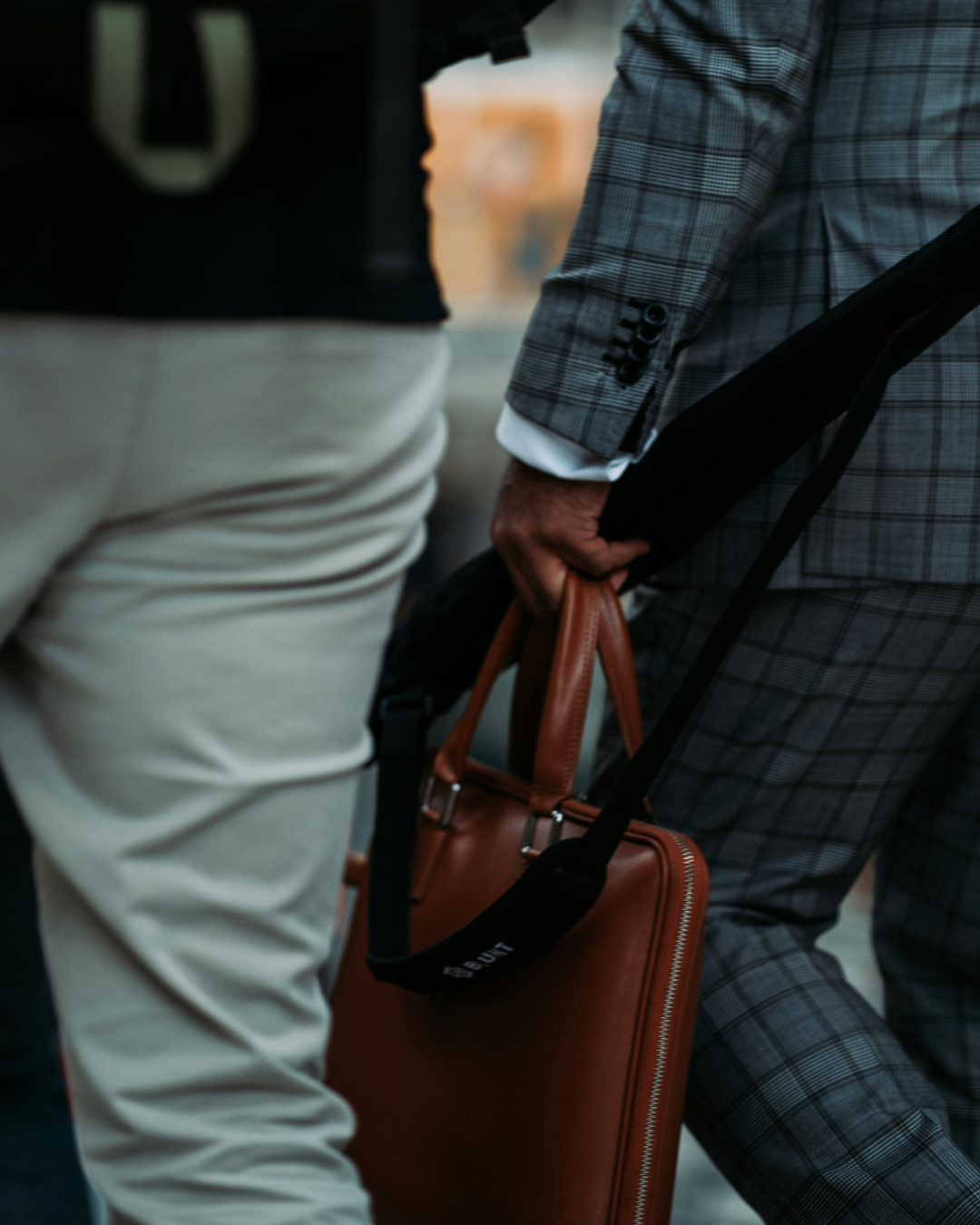 deux hommes élégants avec sa de luxe